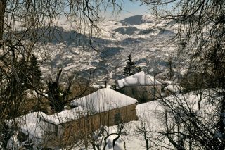 Ανω Τρίκαλα, σαν να πλέουν στο χιόνι